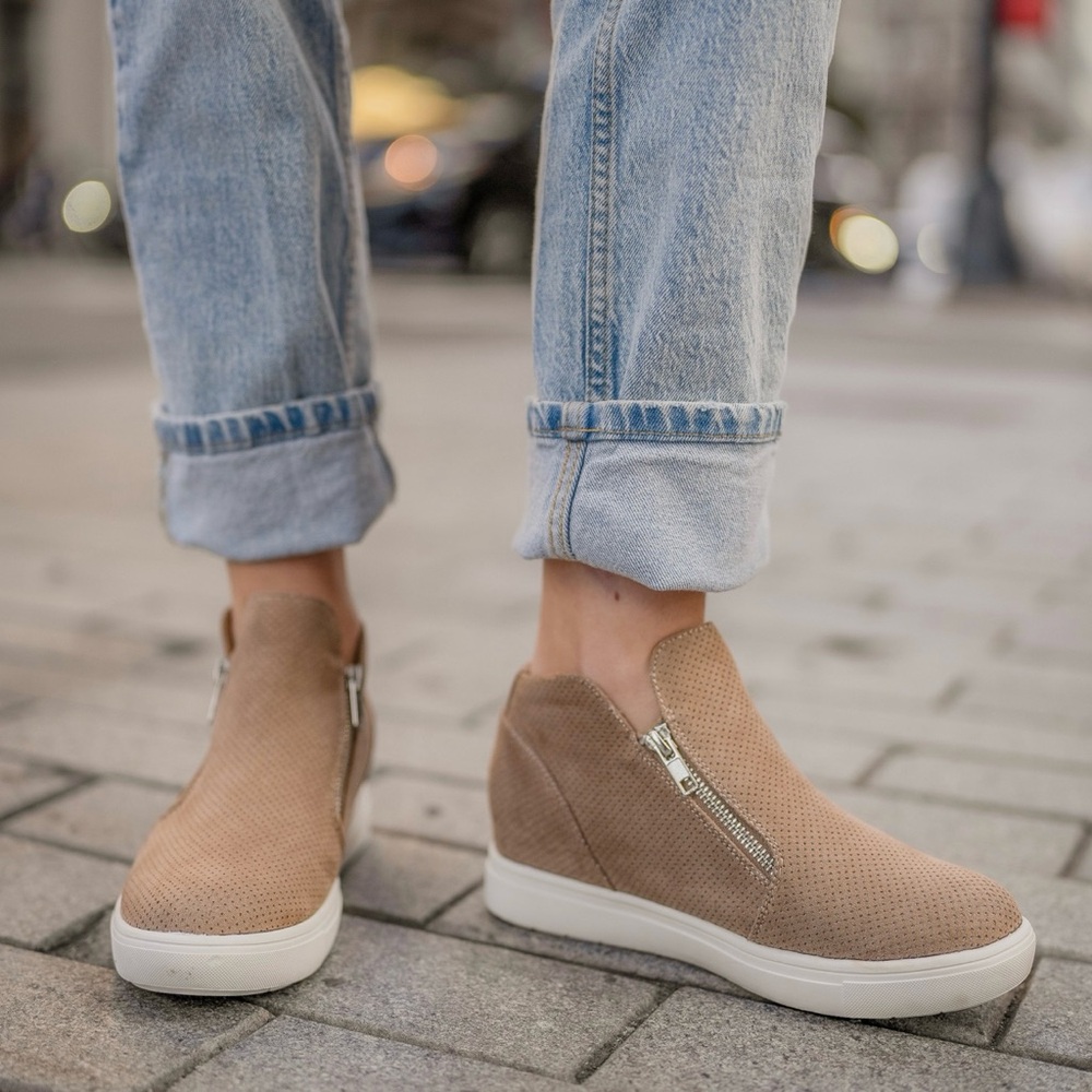 🆕 Cushionaire Hart Hidden Wedge Sneaker in Taupe sz. 9